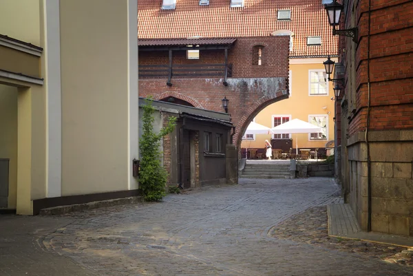 Die Gasse in der Altstadt. Fragment einer Stadtmauer. — Stockfoto
