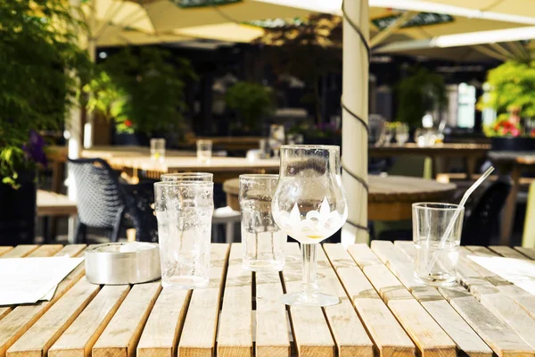 Dirty glasses on a table in street cafe. — Stock Photo, Image