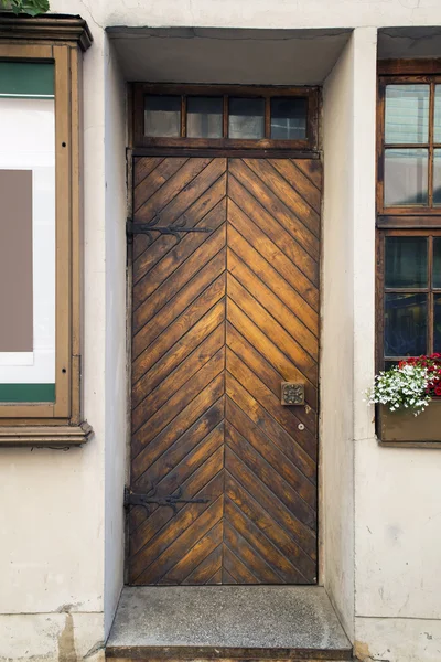 Alte Holztür. Straßenfassade. — Stockfoto
