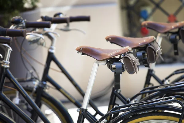Zaparkowane rowery stary na ulicy — Zdjęcie stockowe