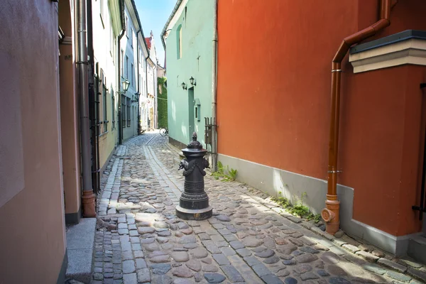 Ulica bez ludzi wczesnym rankiem. — Zdjęcie stockowe