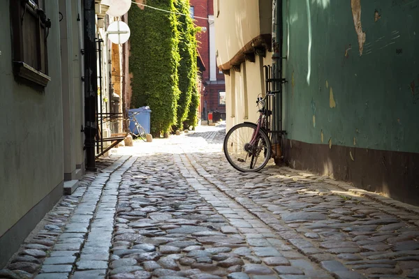 Gade uden mennesker tidligt om morgenen . - Stock-foto