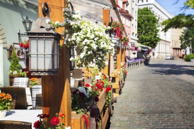 Cafe sabah eski Avrupa şehirde açılmaz.