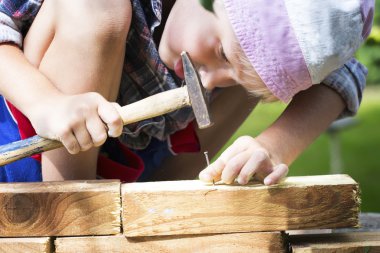 Çivi çekiç çocuk öğrenir