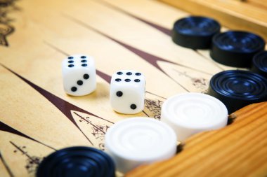 Küpleri ve sayaçları bir tavla oyun alanı.
