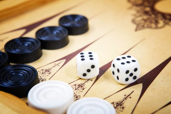 Πεδίο του παιχνιδιού σε μια παρτίδα τάβλι με κύβους και μετρητές. — Φωτογραφία Αρχείου
