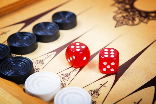 Game veld in een backgammon met blokjes en tellers. — Stockfoto