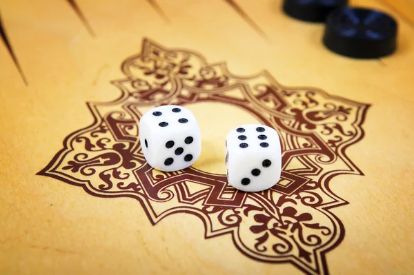 Campo da gioco in un backgammon con cubi e contatori . — Foto Stock