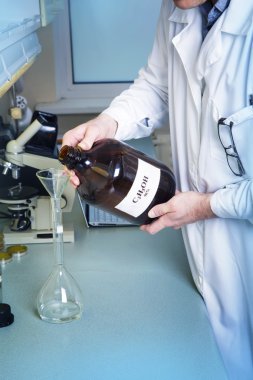 adam büyük şişe alkol yazılı formülle tutar.