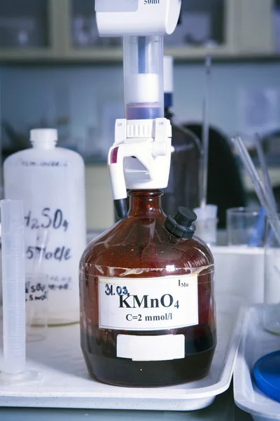 Laboratorní láhev s manganistanem draselným — Stock fotografie
