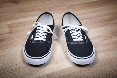 siyah spor ayakkabı.