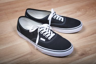 siyah spor ayakkabı.