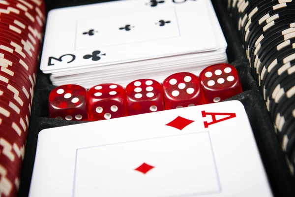Carte da poker e gioco d'azzardo chips sfondo — Foto Stock