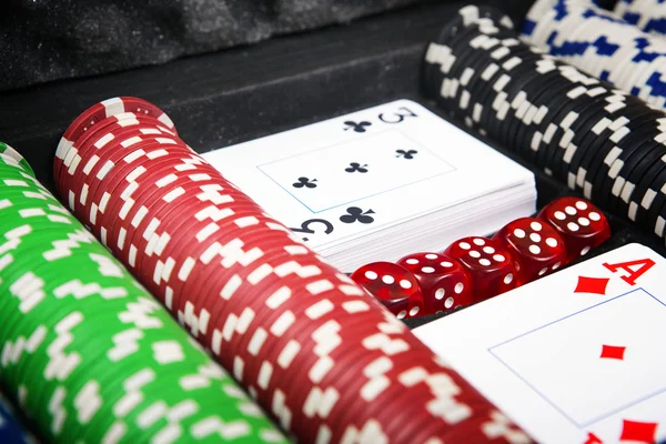 Pokerkaarten en gokken chips achtergrond — Stockfoto