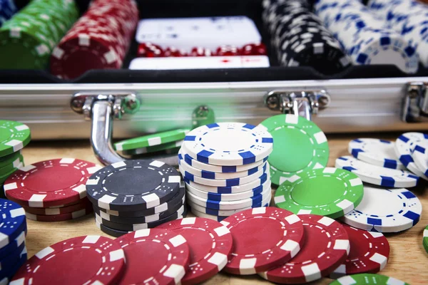 Pokerkaarten en gokken chips achtergrond — Stockfoto