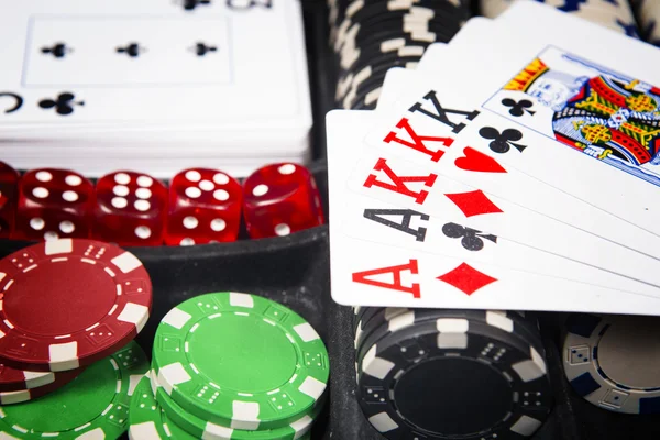 Pokerkaarten en gokken chips achtergrond — Stockfoto