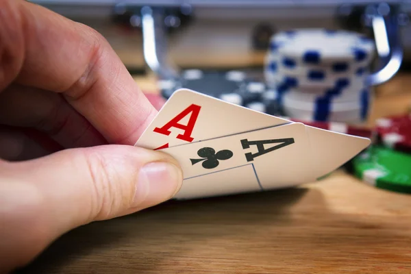 Carte da poker e gioco d'azzardo chips sfondo . — Foto Stock
