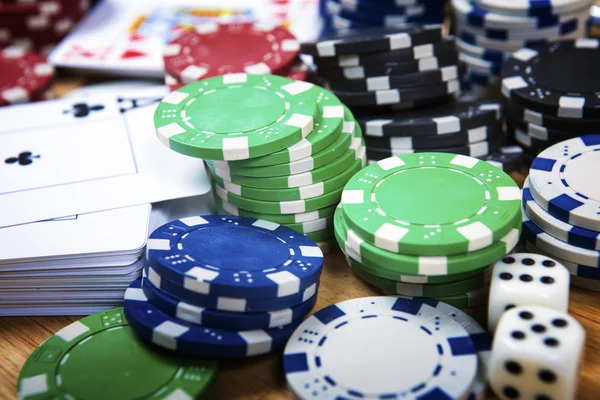 Pokerkaarten en gokken chips achtergrond. — Stockfoto