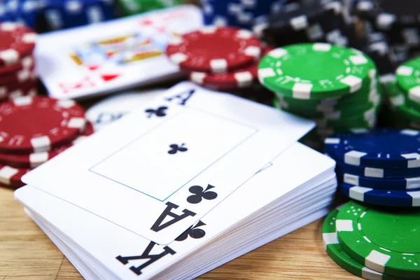Carte da poker e gioco d'azzardo chips sfondo . — Foto Stock