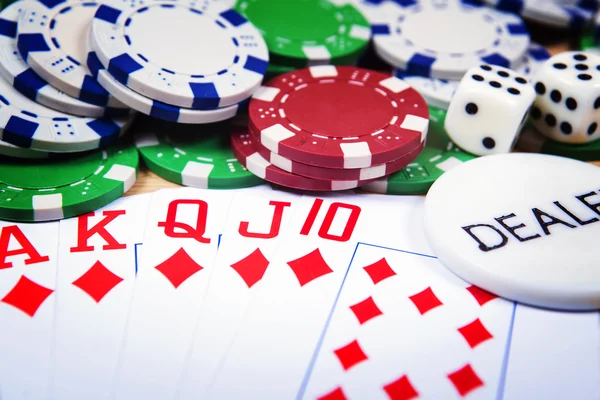 Pokerkaarten en gokken chips achtergrond. — Stockfoto