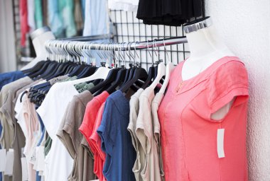 Askıları kıyafetleri ile satırı