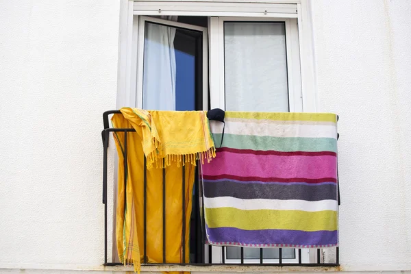 Serviettes sur un balcon dans la ville . — Photo