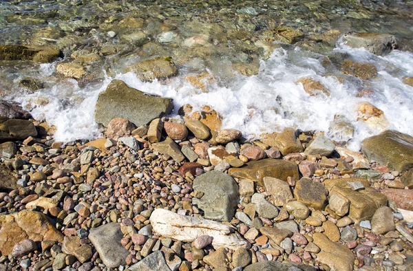 Stones and waves on beach — Stock Photo, Image