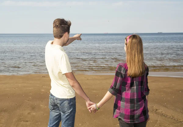 Teenagers pair on beach — Stock Photo, Image