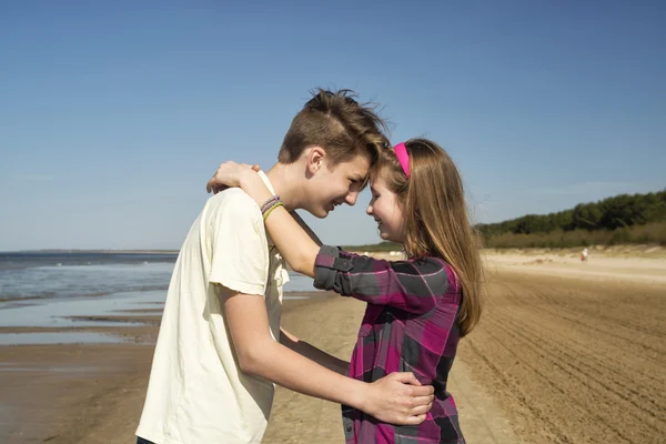 Teenager coppia sulla spiaggia — Foto Stock