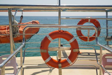 Lifebuoys yat tarafında.