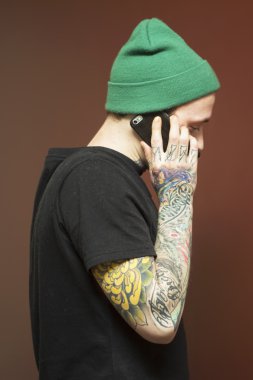 Dövmeli adam telefonda