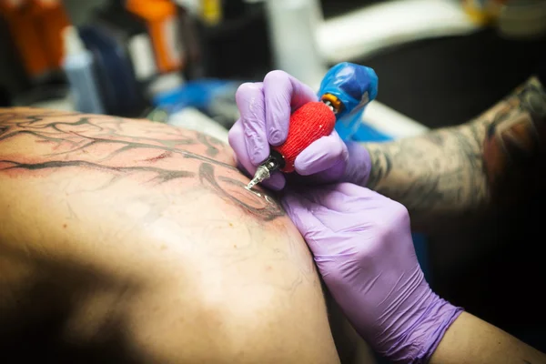 Tattooer człowiek robienia tatuażu — Zdjęcie stockowe