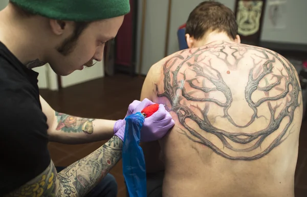 Tattooer człowiek robienia tatuażu — Zdjęcie stockowe