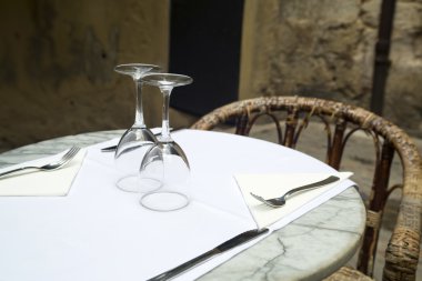 restoranda bir tablo üzerinde gözlük