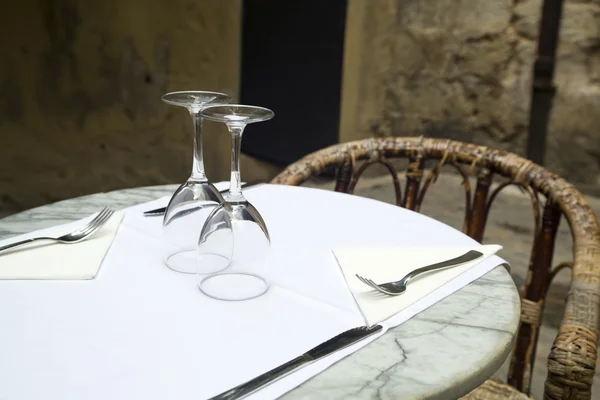 Lunettes sur une table au restaurant — Photo