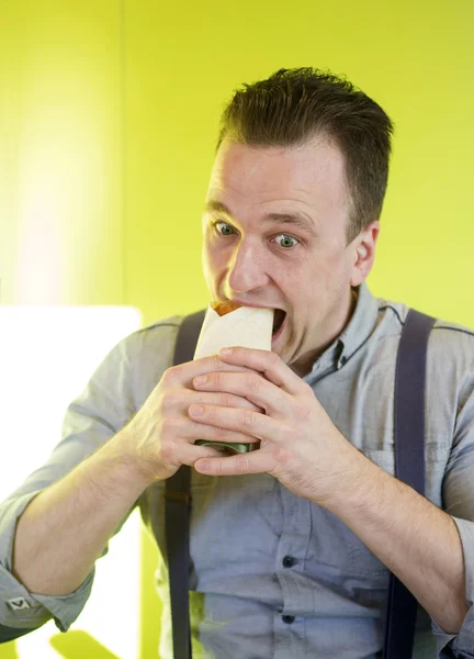 Man eats sandwich — Stock Photo, Image