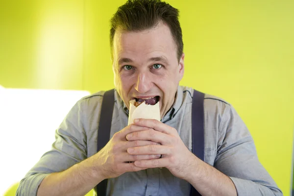 Man eats sandwich — Stock Photo, Image