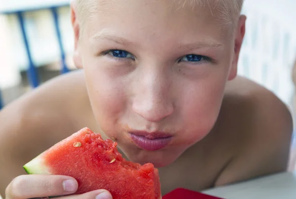 Boy eats  watermelon — Stock Photo, Image
