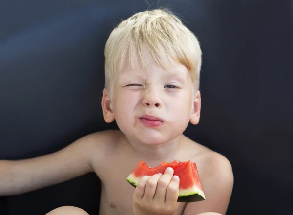 Çocuk karpuz yiyor — Stok fotoğraf