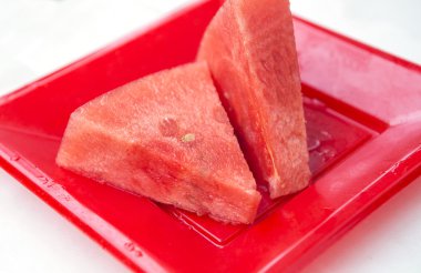 Karpuz kırmızı plaka üzerinde