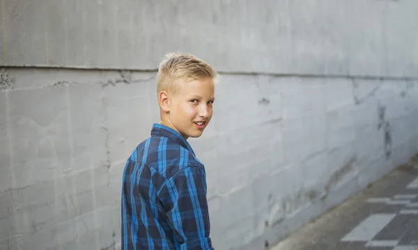 Boy's portret in een blauw shirt — Stockfoto