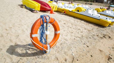 Bir plajda kırmızı lifebuoy