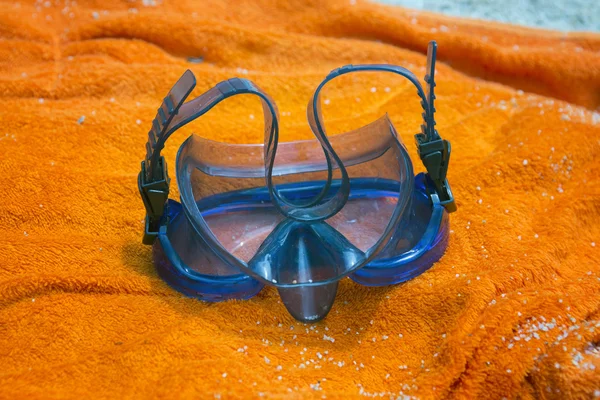 Maschera di nuoto su asciugamano — Foto Stock