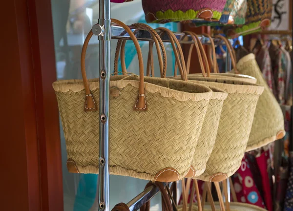 Bolsas de palha na loja — Fotografia de Stock