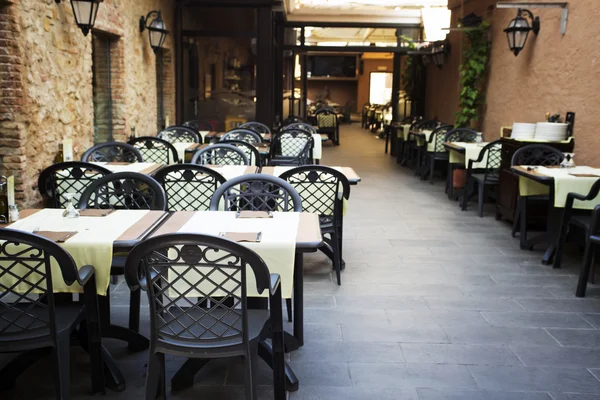 Ресторанные столы на открытом воздухе — стоковое фото