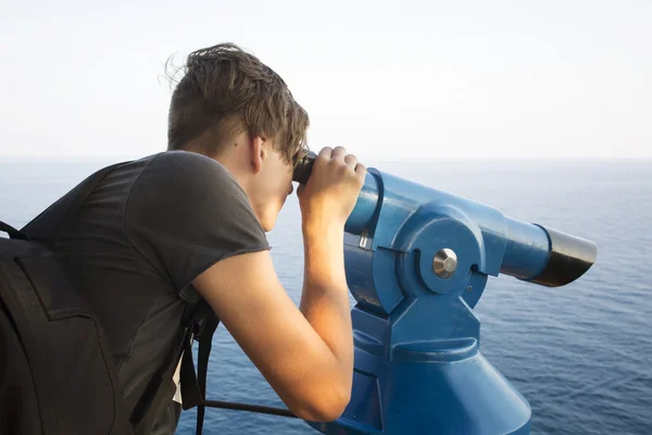 Vigilancias de adolescentes a través del telescopio — Foto de Stock