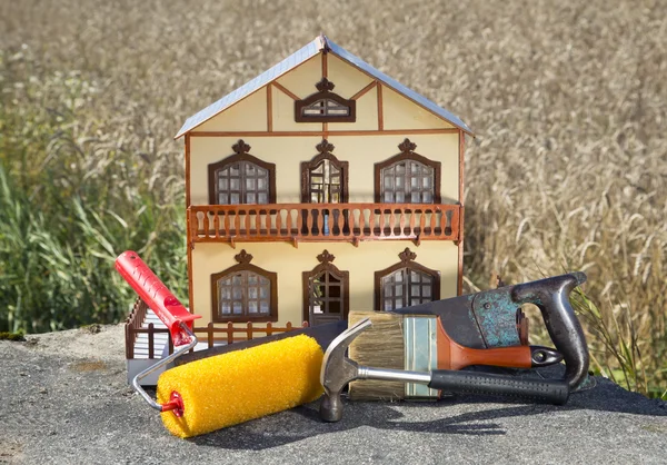 Model of house and tools. — Stock Photo, Image