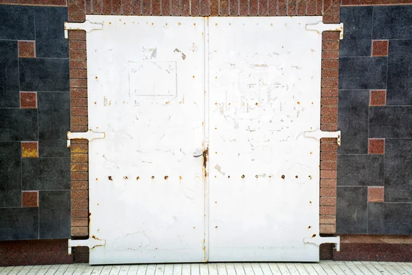 Old white rusty gate as a background — Stock Photo, Image