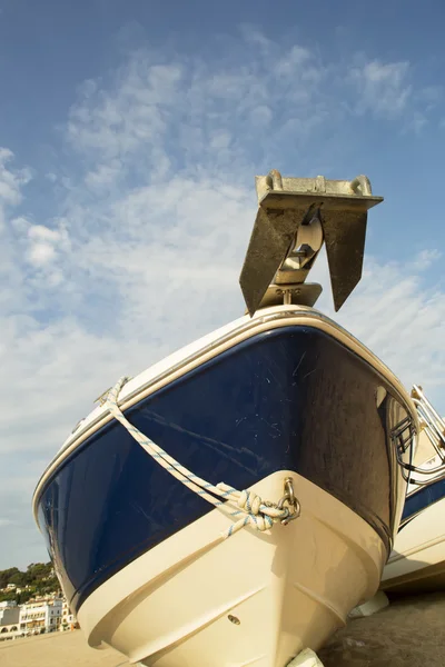 Fragment of motor boat on the empty sand shore sunny day. — Stock Photo, Image