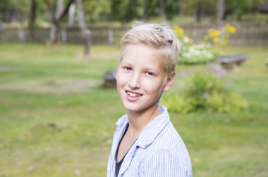 Doğa güneşli günde yeşil arka plan üzerinde boy gülümseyerek.